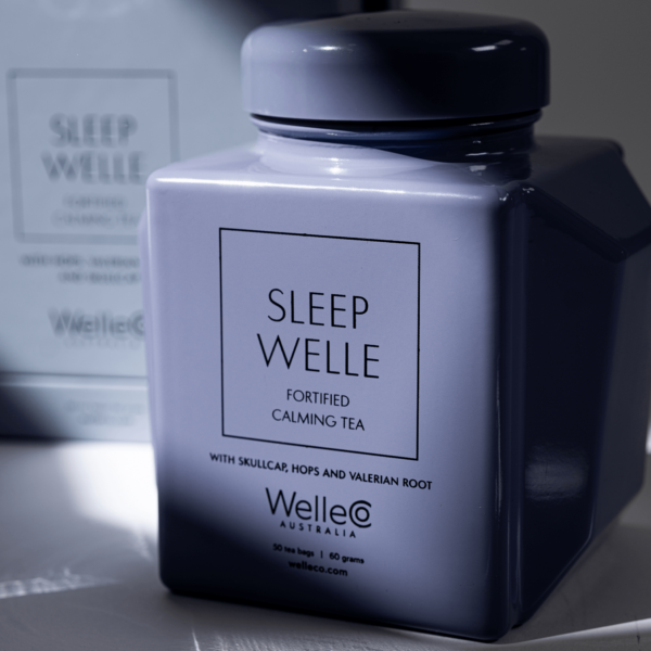 WELLECO Sleep Welle Calming Tea - Caddy - 50 saszetek - Superfood uspokajająca herbata na dobry sen | Herbata uspokajająca | Produkty archiwalne | Suplementy na sen | Suplementy na stres | Welleco | Suplementy Wellness | Suplementy wegańskie | Suplementy w proszku