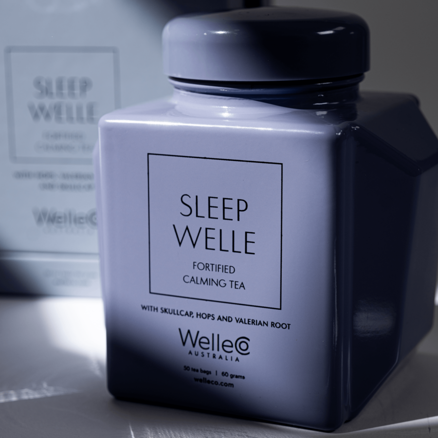 WELLECO Sleep Welle Calming Tea Caddy - Superfood herbata na dobry sen - 50 saszetek -  | Produkty archiwalne | Suplementy na sen | Suplementy na stres | Welleco | Suplementy Wellness | Suplementy wegańskie | Suplementy w proszku | The Silencio